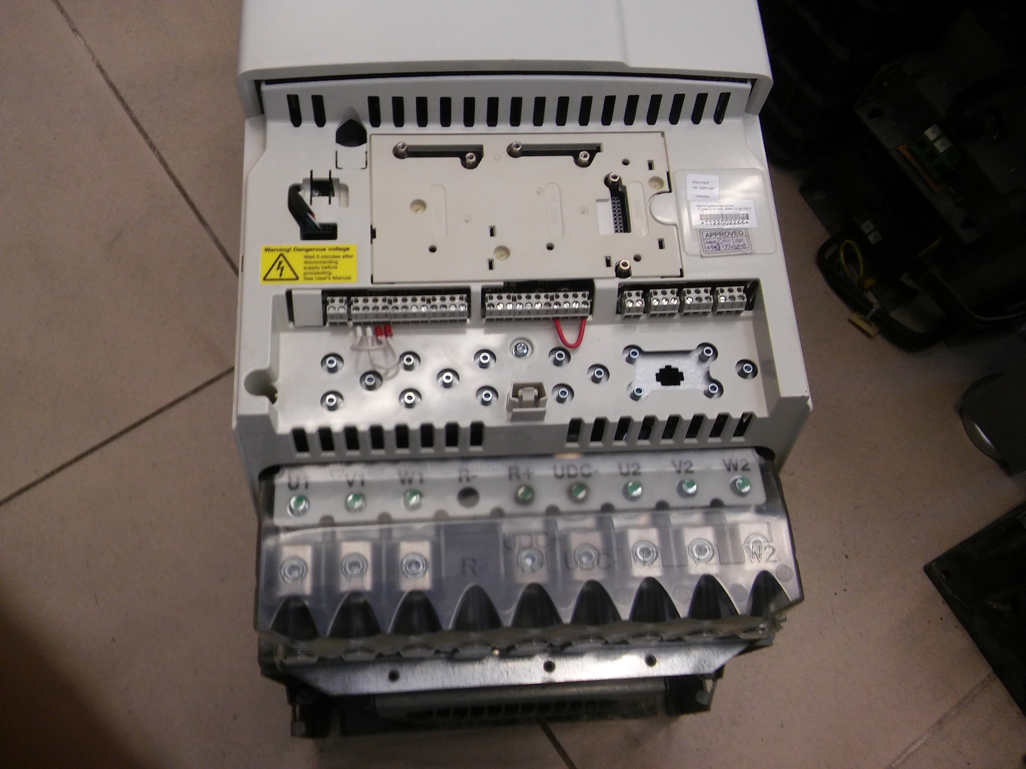ABB ACS800-01-0140-5 ACS800-01-0140-5 B056-C132-E210 90KW SÜRÜCÜ