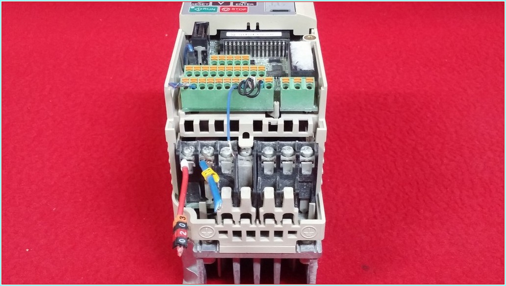 YASKAWA CIMR-VCBA0003BAA  CIMR VCBA0003BAA CIMRVCBA0003BAA CIMR 0,75-0,55 KW SÜRÜCÜ