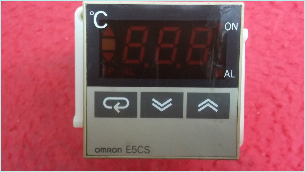 OMRON E5CS-R1KJX-520 E5CS R1KJX 520 E5CSR1KJX520 TEMPERATURE CONTROLLER